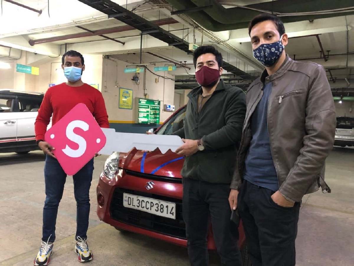 Spinny Customer Tauqeer receives delivery of his Spinny Assured Alto