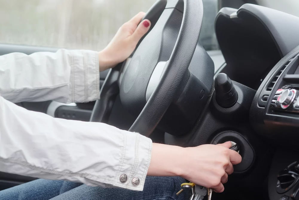 A Simple Guide to Using Hand Signals While Driving [PHOTOS] - The News Wheel